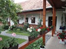Od jari do jesene je veranda plná kvetov